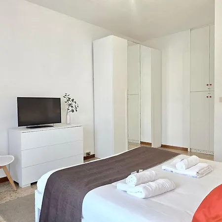 Romeway - Metro & Parking Apartment
